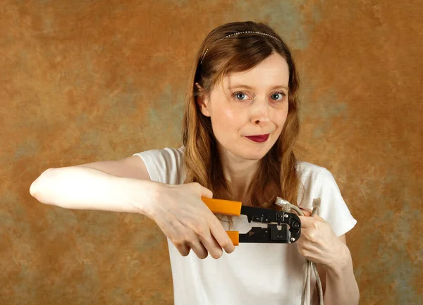 Joven Técnica Red Informática Femenina Que Sostiene Cables Conexión Herramienta —  Fotos de Stock