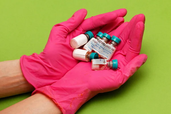 Läkare Bär Latex Medicinska Handskar Med Högen Coronavirus Vacciner — Stockfoto