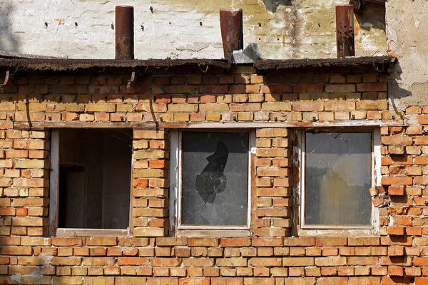 Старый Потрепанный Дом Кирпичным Фасадом Стены Разбитое Стеклянное Окно — стоковое фото