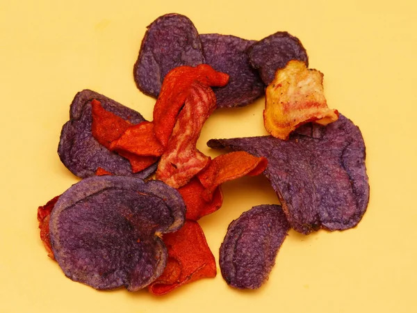 Bunte Gemüsechips Aus Süßkartoffeln Blauen Kartoffeln Und Roter Bete Auf — Stockfoto