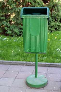 Kamu parkında metal standında çöp kutusu aç