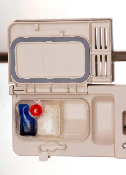 家庭用洗濯機ボックスユーティリティ内の食器洗浄機洗剤 — ストック写真