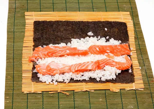 Świeży Surowy Łosoś Ryżem Algach Nori Przygotowany Toczenia Sushi — Zdjęcie stockowe