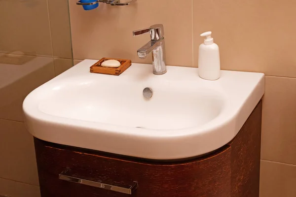 Modern Beyaz Seramik Lavabo Gümüş Musluk Sabun Ile Ahşap Tepside — Stok fotoğraf