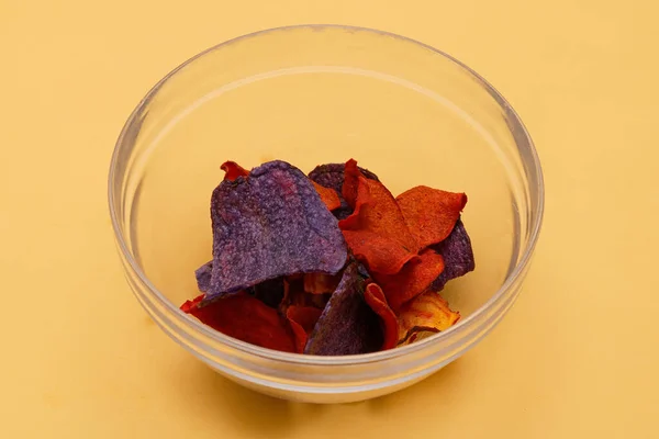 Bunte Gemüsechips Aus Süßkartoffeln Blaukartoffeln Und Rote Bete Durchsichtiger Glasschüssel — Stockfoto