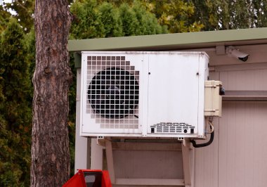 Dış cephe duvarında klima var.