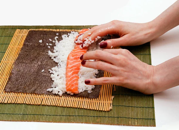 Mains Féminines Utilisant Tapis Rouler Bambou Pour Faire Des Sushis — Photo