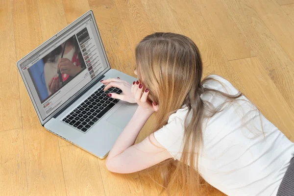 Chica adolescente en el ordenador portátil —  Fotos de Stock