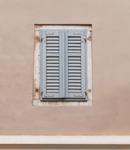 Vieille fenêtre de façade — Photo