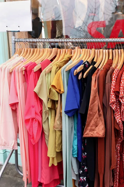 Стойка для продажи одежды — стоковое фото