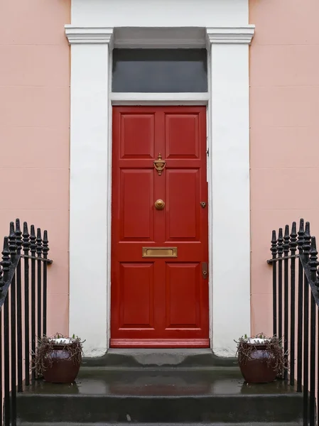 Puerta delantera roja —  Fotos de Stock