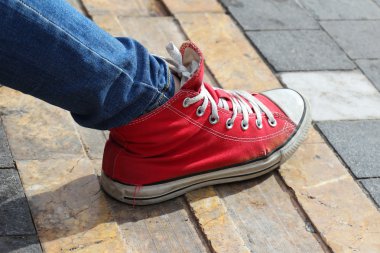 kırmızı spor ayakkabı