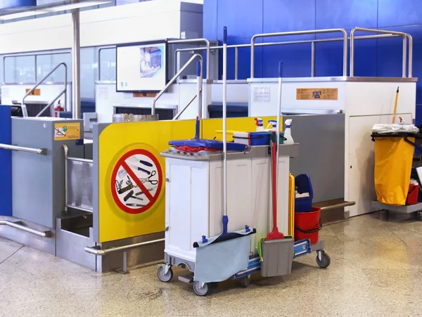 Equipo de limpieza aeropuerto —  Fotos de Stock