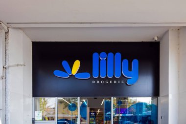 Belgrad, Sırbistan - 15 Ekim. 2025: Lilly angarya zinciri mağaza vitrininin dış cephesi Belgrad 'da sokakta