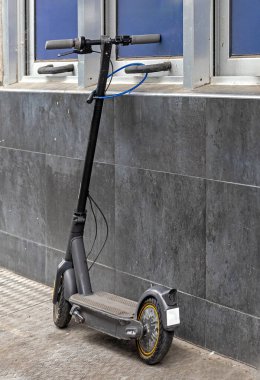 Sokakta duran özel elektrikli scooter cihazı.