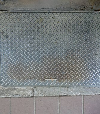 Soyut gümüş desenli bir sokağın dışında kapalı metal şaft.