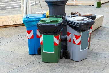 Malzemelerin geri dönüşümü için şehir caddesinde kapalı plastik kutular