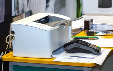 İçerideki bir masada Pos uçbirim aygıtı