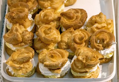 Tatlı choux kremalı pasta tatlı topu dışarıda bir markette krem şantili muhallebi ile