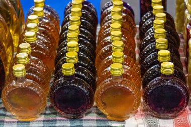 Marketin dışında küçük cam şişelerde konyak ruhu alkolü.