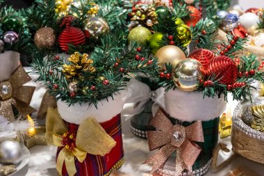 Masanın iç tarafında parlak renkli Noel süsleri var.