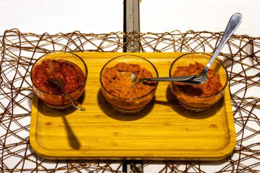 Ev yapımı sebze kışı, seramik kaselerde ahşap tepside yayılır.