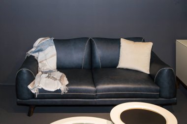 Modern deri döşeme koltuğu oturma odasının içinde.