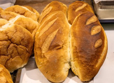 Süpermarketin içindeki raflarda taze ekmek var.