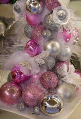 Parlak, pembe, şenlikli Noel süsleri desenli arka plan