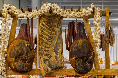 Tütsülenmiş domuz eti tütsülemeye hazır.