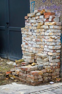 Yeniden inşa edilmiş tuğlalar, sokakta ezilmiş atıklardan elde edilen ürünlerden geri dönüştürülmüş.