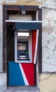 Şehir sokağındaki modern ATM, banka kartı kullanarak para çekmek için kullanılıyor.