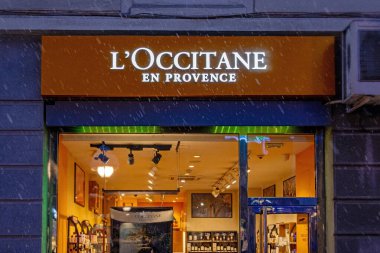 Belgrad, Sırbistan - Ocak 04. 2026: Ünlü uluslararası Loccitane zinciri, kış aylarında Belgrad 'ın başkentinde güzellik derisi ve diğer ürünleri satıyor.