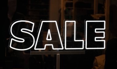 Gece boyunca şehir caddesinde parlayan satılık tabelası