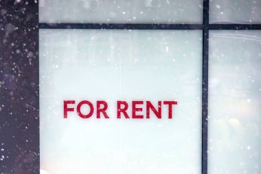 Kiralık metin için ilan verilen boş cam duvar