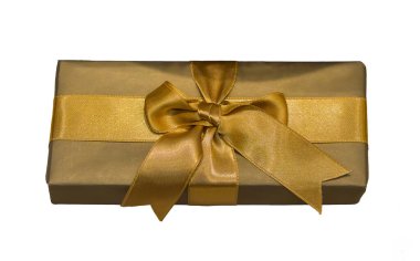 Beyaz üzerine izole edilmiş altın yay ile sarılmış hediye kutusu.