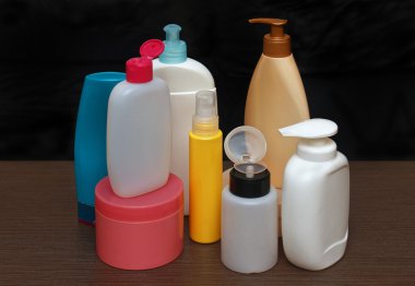Renkli banyo ürünleri şişeleri