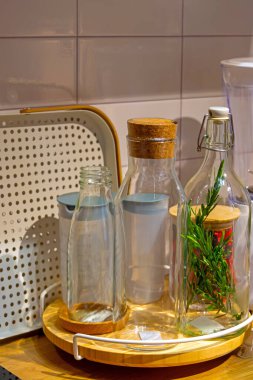 Su için kullanılan cam şişeler ve tepside demlenmiş çay.