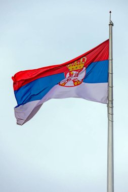 Kent sokaklarının dışında ulusal Sırp bayrağı dalgalanıyor