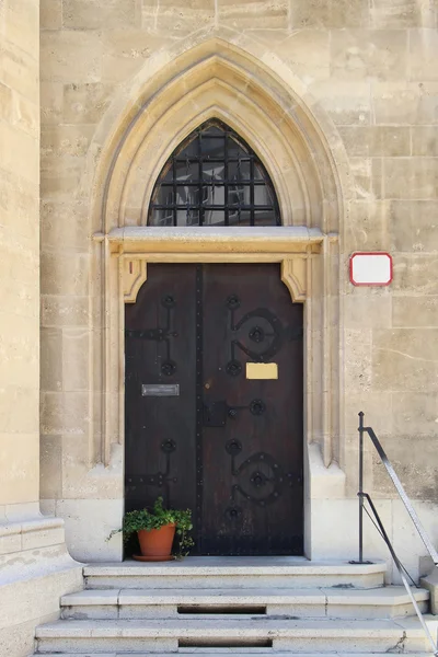 Древняя входная дверь — стоковое фото