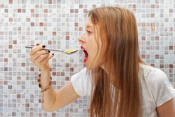 Comer comprimidos de medicamentos — Fotografia de Stock