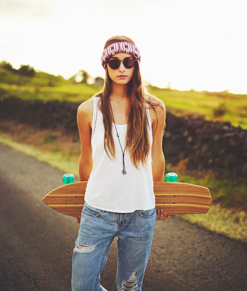 Vrouw met skateboard — Stockfoto