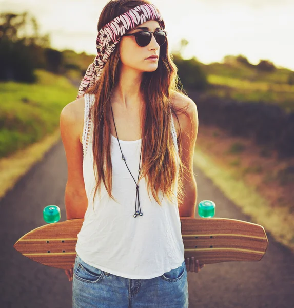 Vrouw met skateboard — Stockfoto