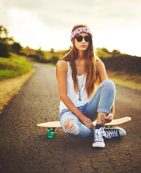 Vrouw met skateboard — Stockfoto