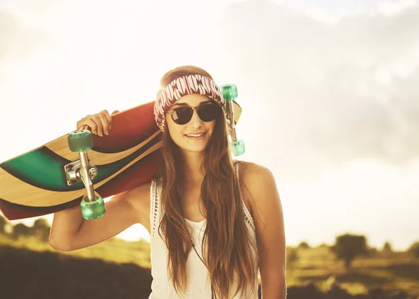 Vrouw met skateboard — Stockfoto