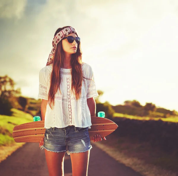 Vrouw met skateboard — Stockfoto