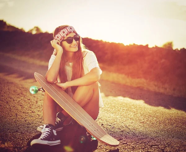 Vrouw met skateboard — Stockfoto