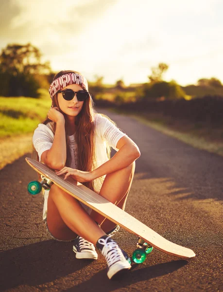 Vrouw met skateboard — Stockfoto