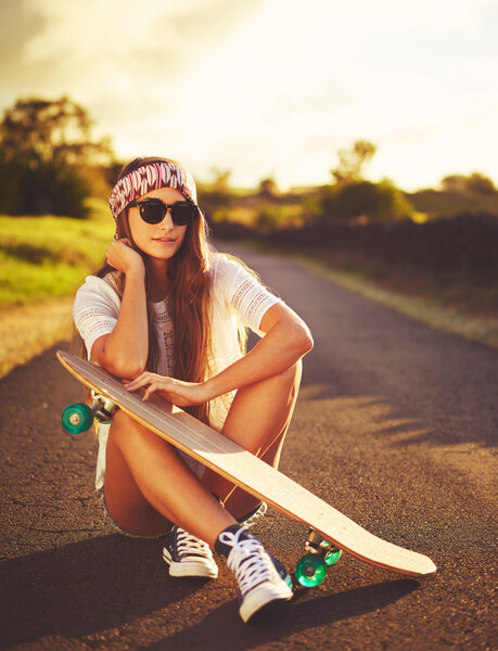 Женщина со скейтбордом
