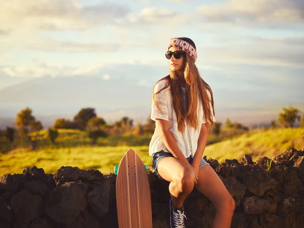 Vrouw met skateboard — Stockfoto